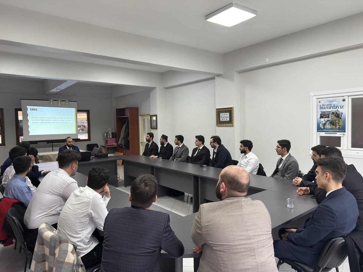 Yeni Göreve Başlayan Din Görevlilerimize Protokol Kuralları Semineri Verildi

Seminer, İlçe Müftümüz Sayın Mahmut YEGİN tarafından verildi. İlçe Müftümüz, din görevlilerimizin görev yaptıkları her ortamda kurumumuzu en iyi şekilde temsil etmelerinin önemine dikkat çekti.