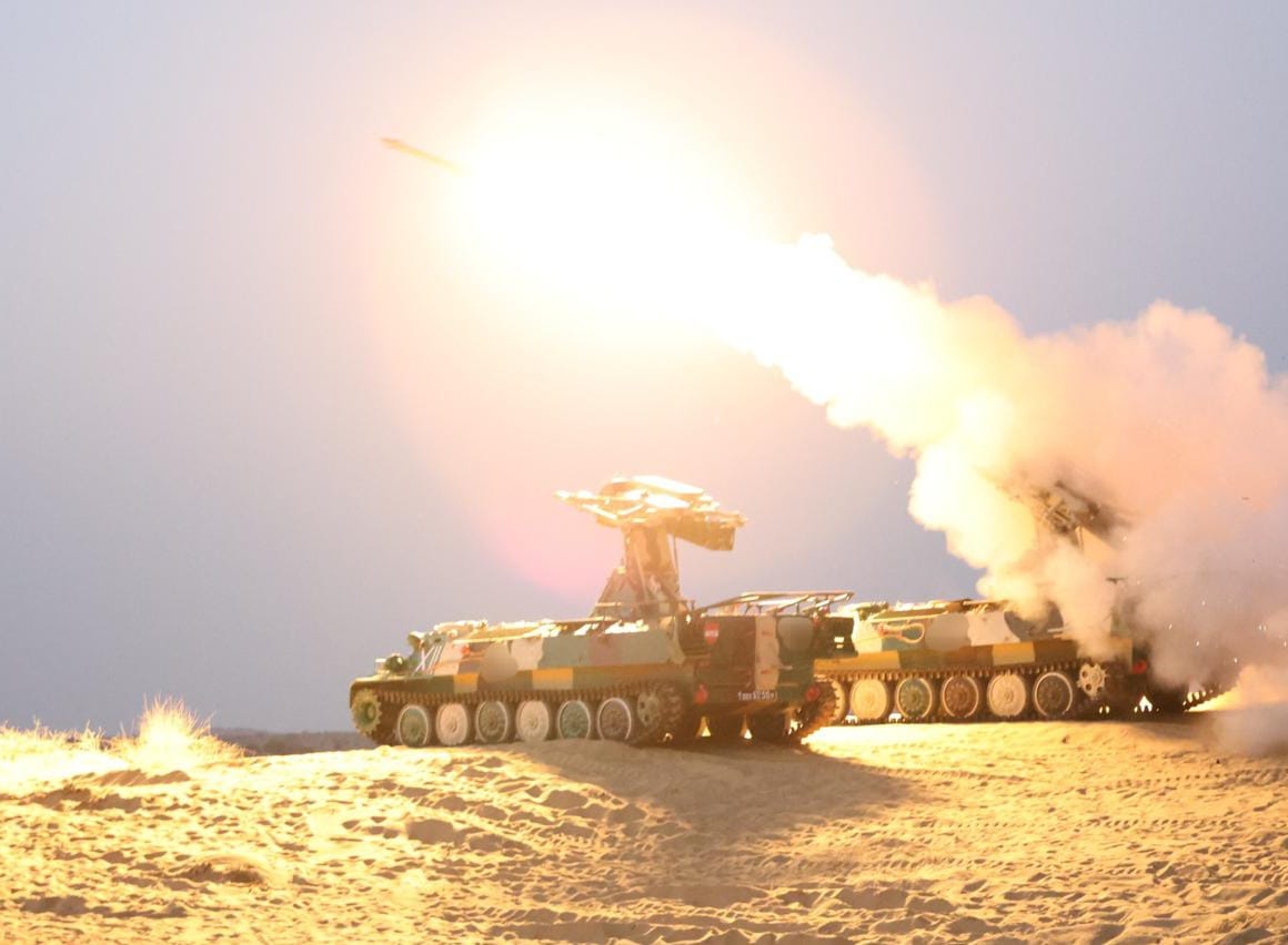 KonarkCorps's tweet image. "Forged for Firepower, Ready for Battle"

#AirDefence Warriors of #BlazingSkiesBrigade, exhibited immaculate firepower &amp;amp; flawless target engagement while validating firing standards in the challenging deserts of #Rajasthan. 
A powerful display of 'Precision, Grit &amp;amp; Dominance' of