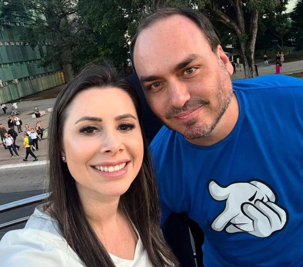 - <a href="/CarlosBolsonaro/">Carlos Bolsonaro</a> e <a href="/CarolDeToni/">Carol De Toni</a>