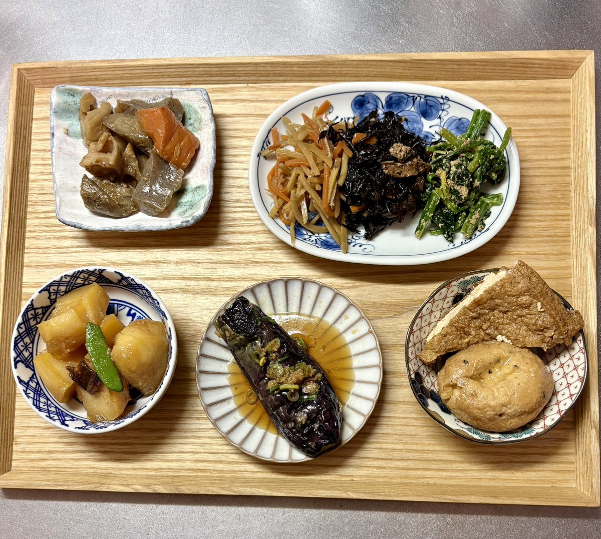 惣菜を食べない私がこのポストきっかけで昨年出会った熱海の惣菜屋。最初食べた瞬間ほんと美味くて感動した。久々再訪。店先に津軽弁の暖簾みつけたので尋ねたら、ご主人が青森出身とのこと。どうりで…と腑に落ちた。私は五所川原出身と伝えたら、笑顔で津軽の味するでしょと。いい店に出会えた。