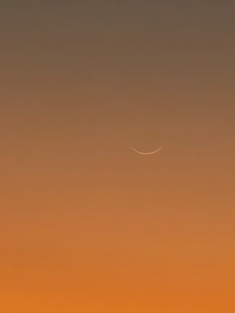 هلال رمضان من تصويري الشخصي الان من الدمام واضح و يرى من داخل المدينة