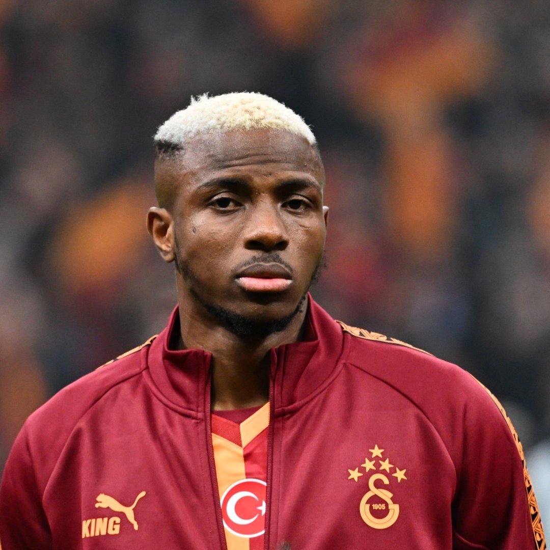 Victor Osimhen: "Kimse benim adımı bilmemeliydi. Bunu okuyor olman bile Tanrı’nın lütfunun bir kanıtı. Annem ben henüz bebekken öldü. Sanırım 3 yaşındaydım. Onu hatırlayacak kadar büyük değildim. Onunla ilgili aklımda kalan tek şey, beni kollarında tutması.

Ben, 6 kardeşim ve