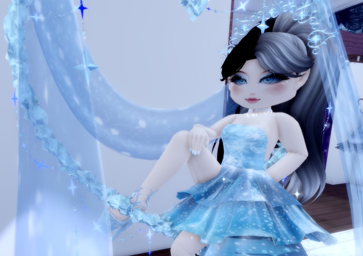 tcb_day's tweet photo. While I haven't been the biggest fan of *some* of the changes, I will say that this halo has become one of my favorite things I've owned.
I dressed myself up as best as I could as Luna Snow with the halo, idk it made sense, and it looks extremely cute. @RoyaleHighValks https://t.co/vscCtEQuMY