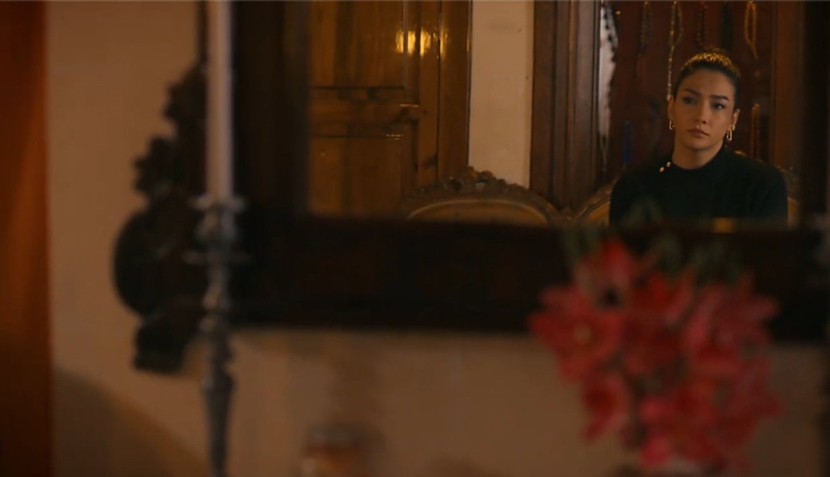 dizide babasını öldüren var doğmamış bebeğin canına kast eden var işlenen cinayeti örtbas eden var hamile karısını aldatan bi p*zeveng var yuva yıkan bi kadın var..
peki en ağır bedeli ödeyen kim? tabiki konaktaki en masum kişi Melek..😒
sizin yazacağınız senaryoya ne denir ki..?