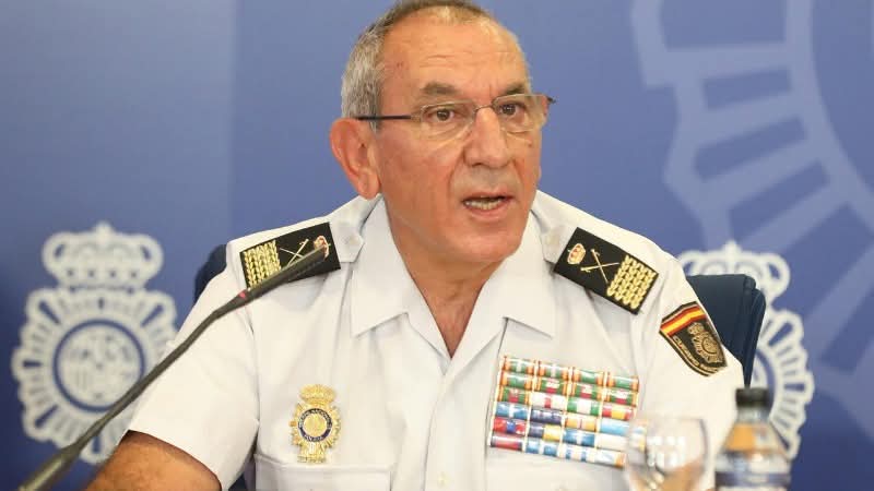 El ministro <a href="/interiorgob/">Ministerio del Interior</a> "coló" una reforma en un decreto de ayudas por la DANA para mantener en su cargo al denunciado por agresión sexual.
#Marlaska usó una artimaña para evitar la jubilación forzosa de J. A. González,al que calificó de "impecable" e "indiscutible"
<a href="/larazon_es/">La Razón</a>