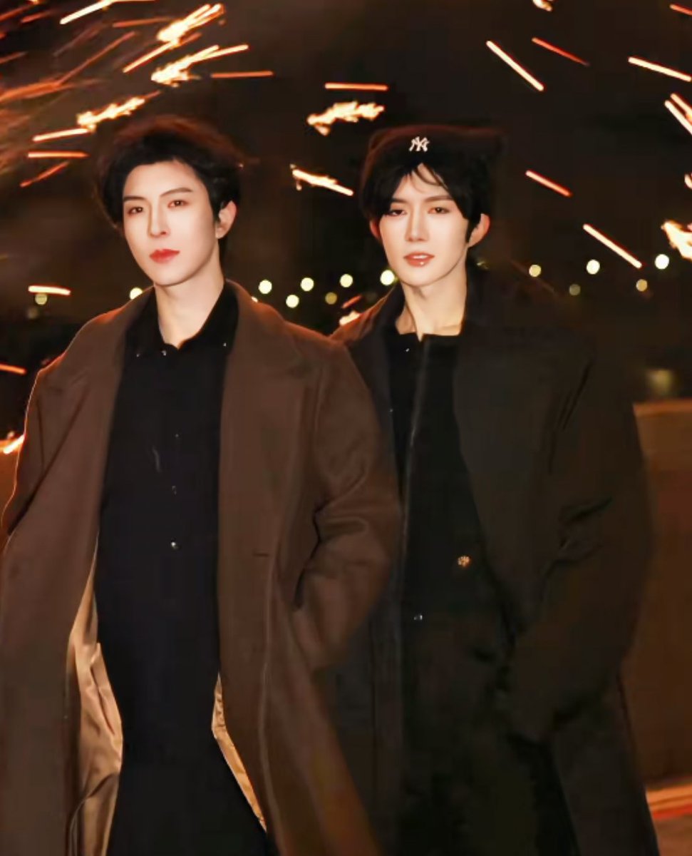 Eqn55's tweet photo. They look like the main characters of a romance novel https://t.co/UYNiR6Kx36