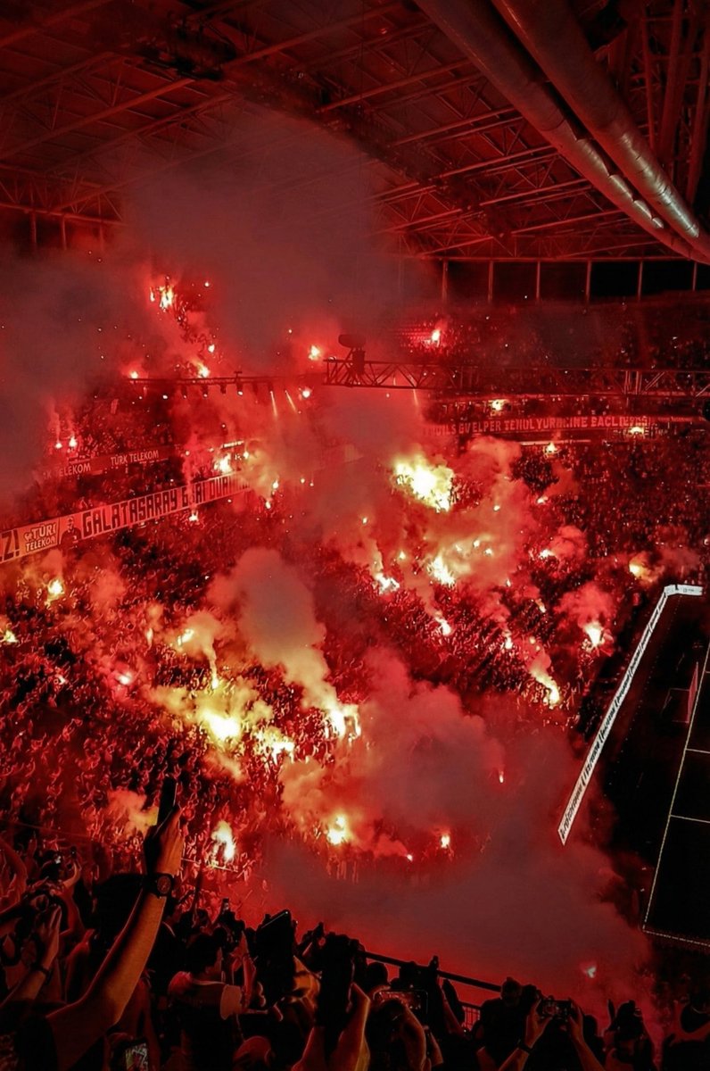 Victor Osimhen: "Dünyanın en tutkulu ilk 3 kulübünden biri Galatasaray. 

İnanmıyorsan, git Van Dijk’e sor. 

Liverpool’la oynadığımız Şampiyonlar Ligi maçından sonra onunla konuşuyordum, bana, ‘Adamım, bu nasıl bir atmosfer böyle!?’ dedi.

Ben de ona, ‘Kardeşim, dürüst olayım;