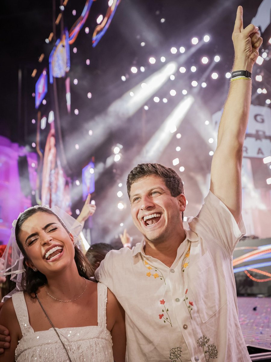 Mais um Carnaval arretado ao lado dela. 🎉 Agora, é rumo ao casamento! ❤️

📷 Edson Holanda
