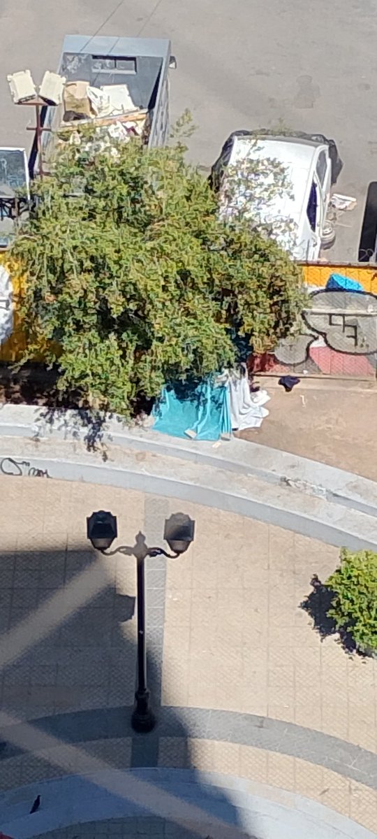 Antika2006's tweet photo. #contigoCHV
Por favor avisen que volvió un ruco a plaza Stuttgart.
San Isidro esquina Santa Isabel 
@Muni_Stgo @Carabdechile @ContigoCHV https://t.co/vxFKgLKgJ6