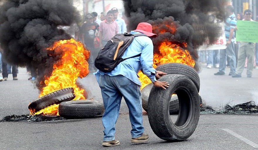 [EXITO] Patricia Bullrich explicó que el cierre de Fate responde a la menor demanda gracias a la reducción de piquetes y quema de neumáticos.