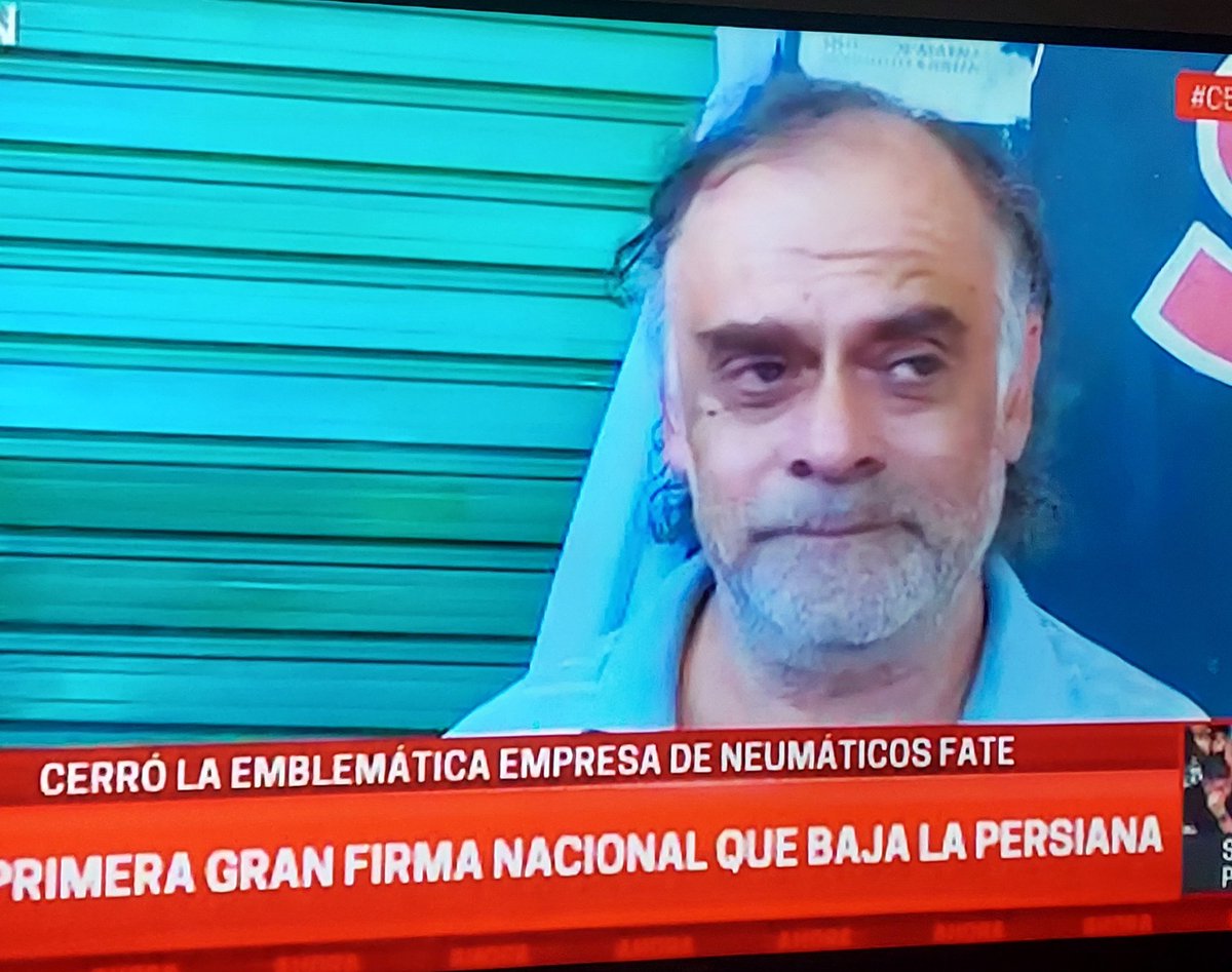 53 años, 5 hijos. Toda su vida trabajador de FATE. Hoy fue a laburar y se enteró de que no tenía más trabajo. Demoledora mirada.