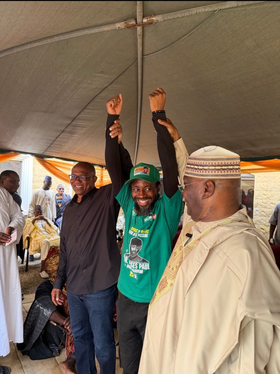 This picture is priceless.

If you believe in the new Nigeria that is POssible, repost aggressively.