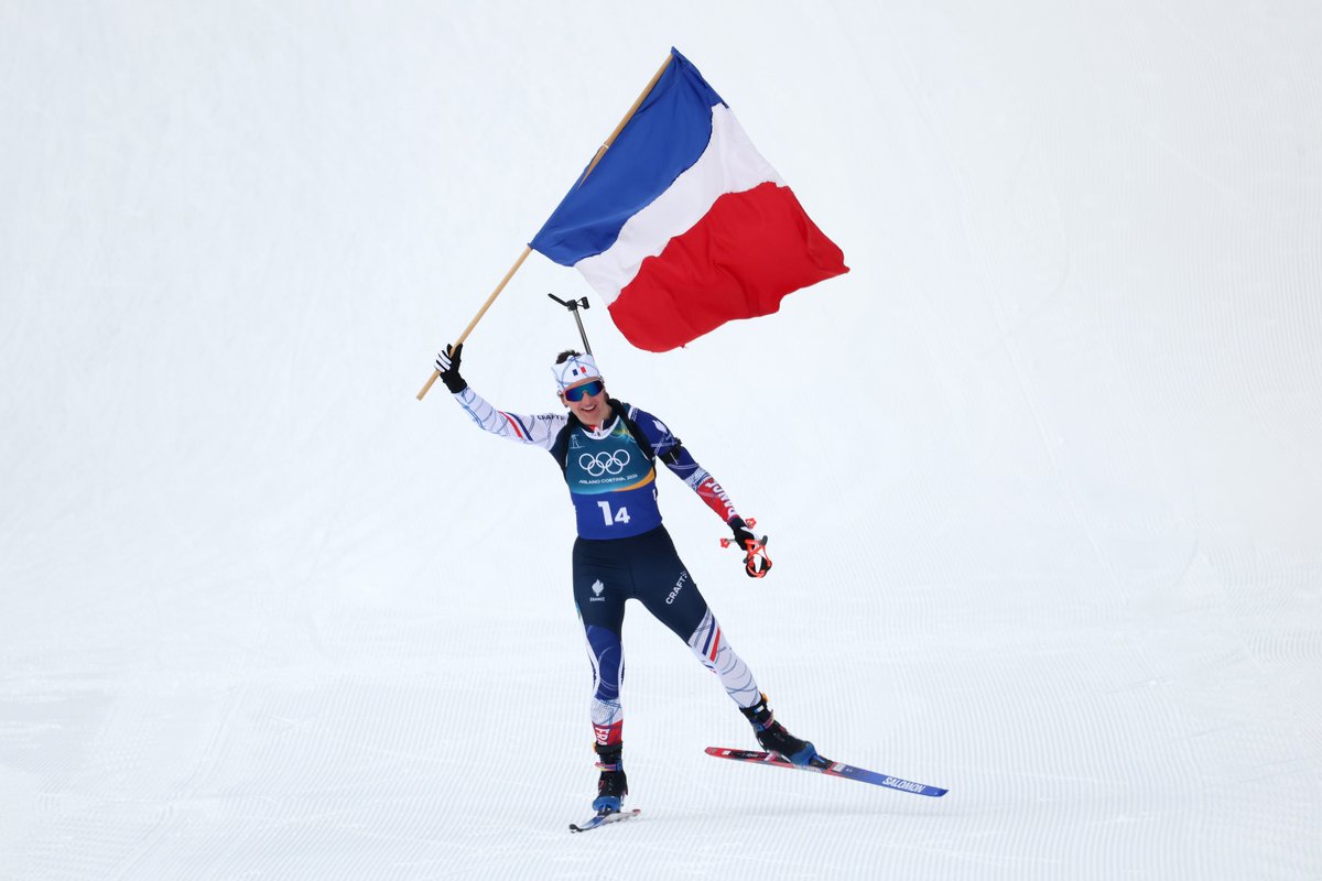 pressebasket's tweet photo. Triple championne olympique, première femme française à réaliser un tel exploit sur une seule olympiade (hiver, été confondus), Julia Simon est IMMENSE, légendaire, historique, unique. A jamais dans l'histoire du sport français.
#JuliaSimon #biathlon #MilanoCortinaOlympic2026 https://t.co/2Hp0mttIbr