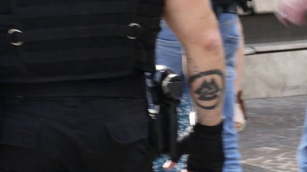 On vous a pas entendu quand y'avait des keufs avec des tatouages nazi