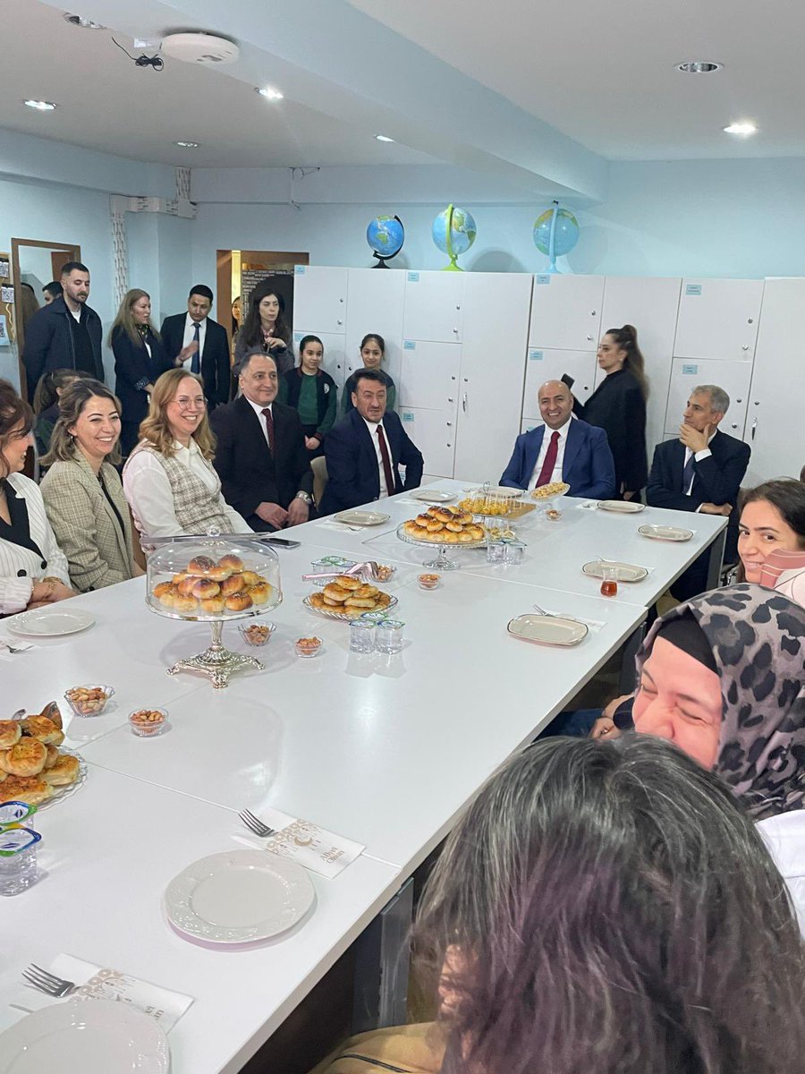 📌Osmangazi İlkokulunu ziyaret ettik… Okul idaresi, Okul aile birliği, öğretmen ve öğrenciler ile hasbihâl etme fırsatı bulduk. Gayetli  ve başarılı çalışmaları için her  birine ayrı ayrı teşekkür ediyorum…