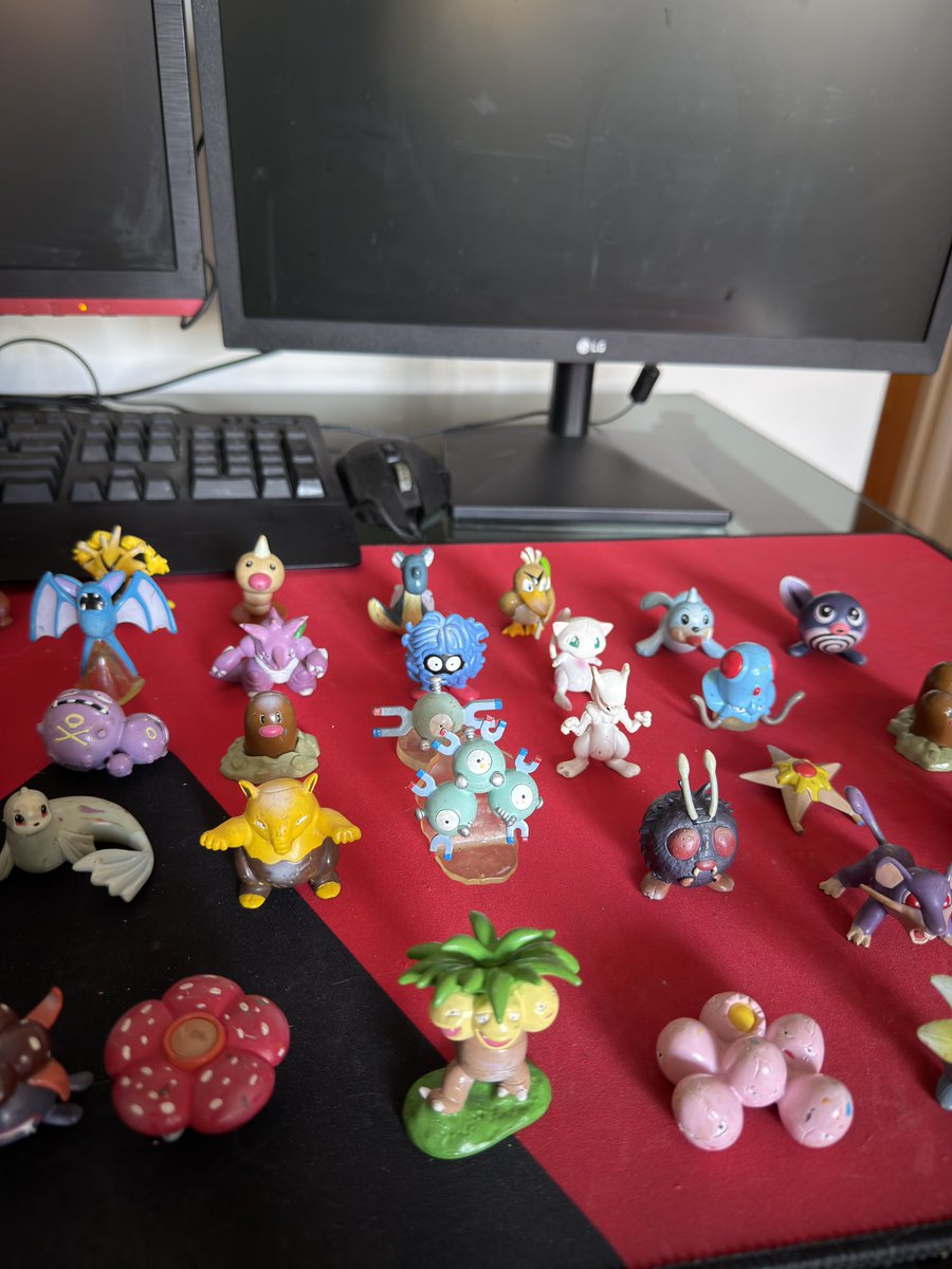 Cachal_M's tweet photo. Algún ferviente coleccionista de Pokemon en la sala? Encontré toda mi colección de muñequitos TOMY CGTSJ de 1999. Con el Gengar transparente entre otros. Cuánto vale esto? A alguien le interesa? https://t.co/A86WdwTQRd
