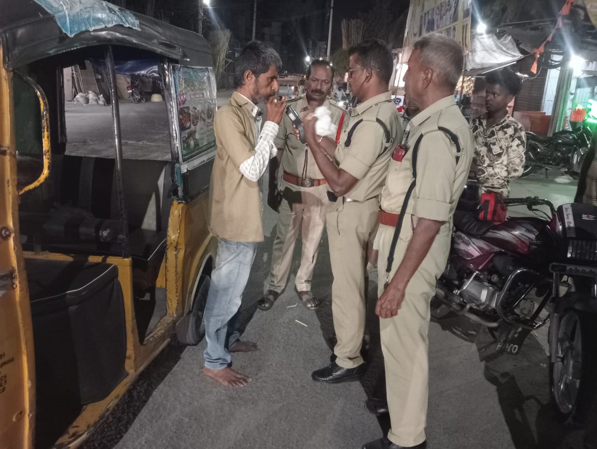 విజిబుల్ పోలీసింగ్ తో ప్రజల భద్రతకు భరోసా. 

 కర్నూల్  ఎస్పీ శ్రీ విక్రాంత్ పాటిల్ ఐపీఎస్ గారి ఆదేశాల మేరకు కర్నూల్ పోలీసులు'విజిబుల్ పోలీసింగ్' కార్యక్రమాన్ని విస్తృతంగా నిర్వహిస్తున్నారు.

#APPOLICE100
#AndhraPradeshPolice
#PoliceKurnool
#APPolice
#appolice