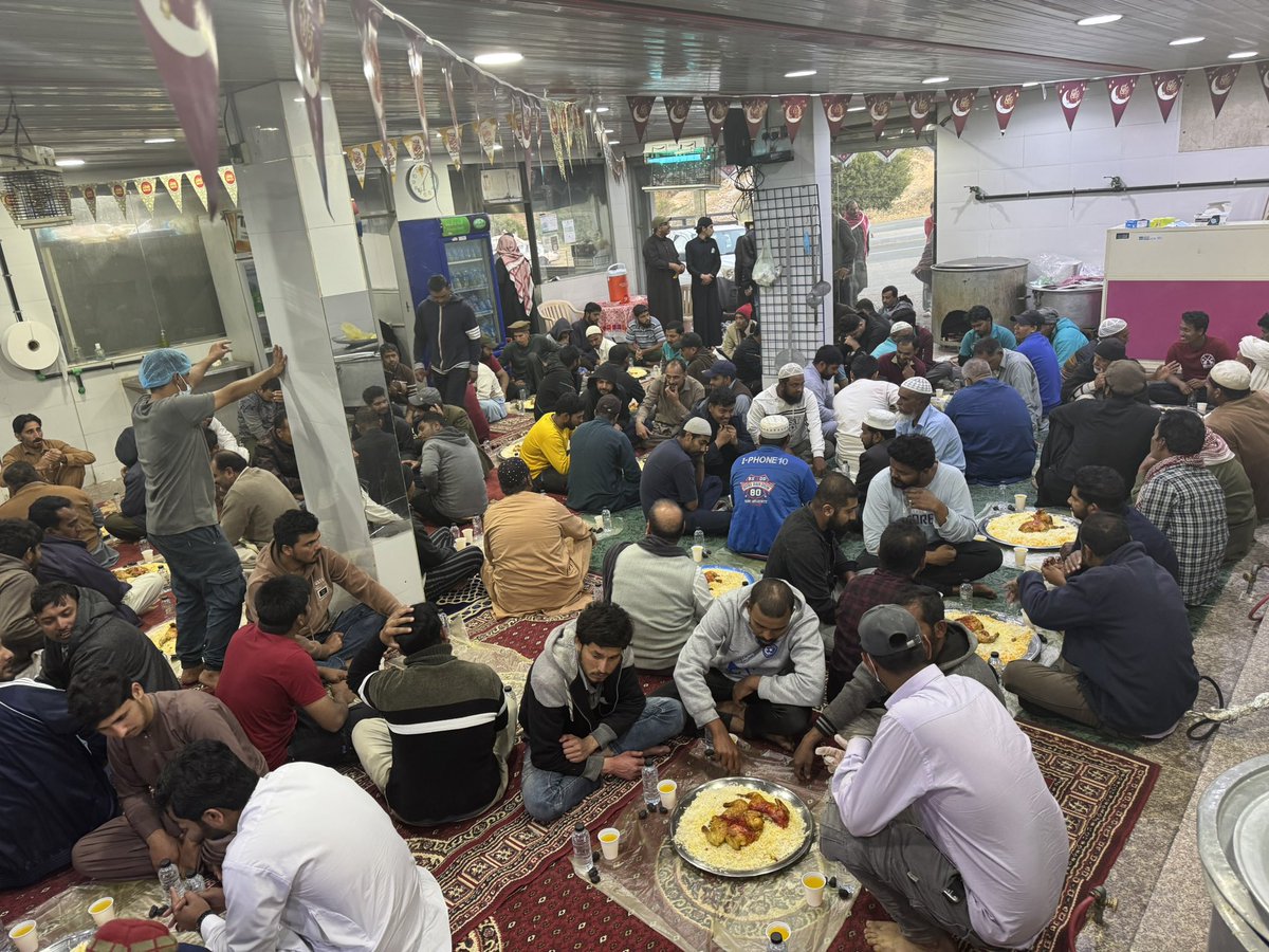 AlberBashoot's tweet photo. شرعت الجمعية في تنفيذ مشروع إفطار صائم للمقيمين والمسافرين في ثلاث مقرات في مركز باشوت تحت إشراف الجمعية  ضمن مبادرة #أجاريد4 في نسختها الرابعة في شهر رمضان المبارك
وتم  في اليوم الاول تفطير عدد ٣٠٠ صائم تقريباً https://t.co/wRMFYCbk17