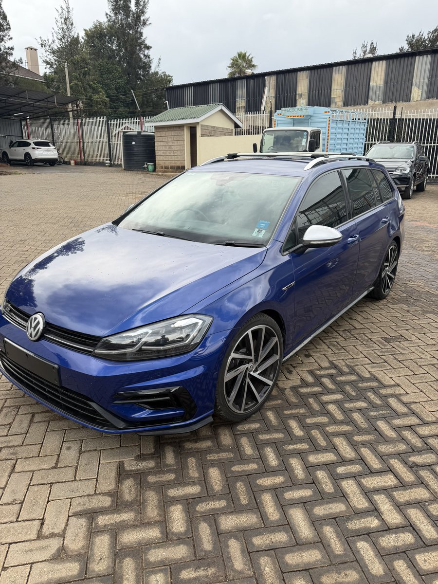 Proper sleeper… 😎😎😎

Mnipee offers bana. I need this gone like yesterday.  Nachukua offers 😅.
2019 GOLR R 🔥🔥🔥🔥MK7.5

0727526576.
