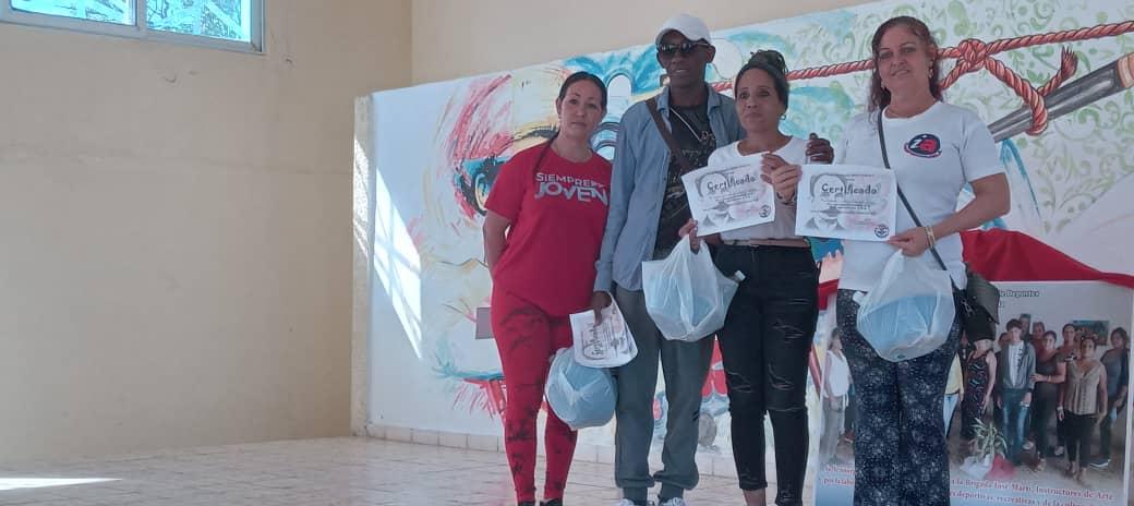 YuleybiC57702's tweet photo. La Casa de la Cultura de #Campechuela, sirvió de sede del acto municipal por el Día del instructor de arte. Son reconocidos por su entrega instructores de la primera formación.
#CulturaGranma
#CulturaCampechuela
@Bp1868granma 
@CNCTVGranma 
@OrlandoItu25012 https://t.co/C6PbM5p8Qo
