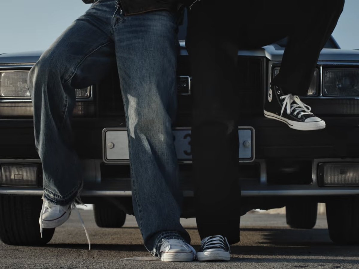 jenbiverse's tweet image. jnjm x converse นี่วางแผนกันมานานแค่ไหนเนี้ย น้องใช้ถ่ายทีเซอร์แล้วมีช็อตโฟกัสโชว์สินค้าเต็ม ๆ (ชอบกิมมิคให้เจโน่ใช้สีดำ / แจมินใช้สีขาว both sides มาก ๆ) สมแล้วที่ได้ออกมาเป็นอัลบั้ม best side 🥺🤍🖤