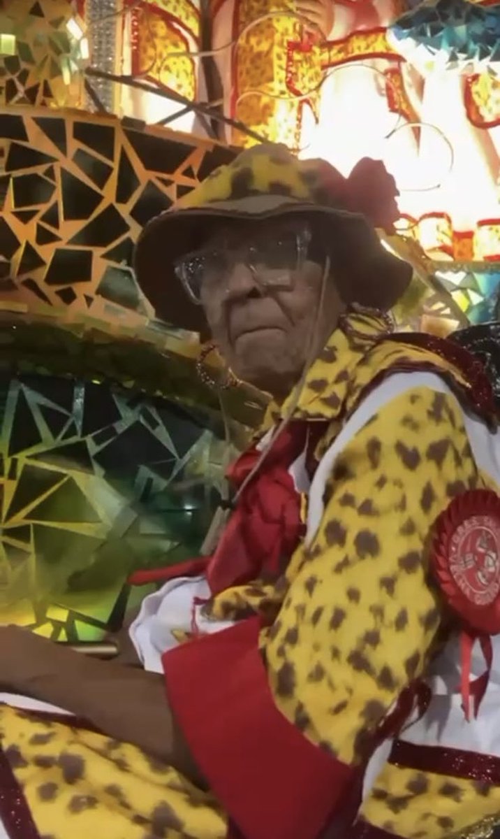 de_paulacleber's tweet photo. *05:05am pós desfile* 

: ta muito calor vó, tá tudo bem aí? 
Vó: Oi meu amor, tudo lindo! SALGUEIRO CAMPEÃO! 

Mercedes, 88 anos de idade e uma vida toda de salgueiro. O morro ainda existe e resiste🥹❤️‍🔥 https://t.co/MDrAfjg3eK