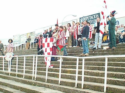 BrigadasLugo's tweet photo. Este Sábado tras 15 anos voltamos ó Estadio de Pasarón en encontro oficial.

Temos moi bos recordos de estes desprazamentos a cidade de Pontevedra.

Deixámosvos unha foto do noso grupo no desprazamento efectuado o 22 de Febreiro do 2003. ⬇️ https://t.co/XuOxN3Ubsr