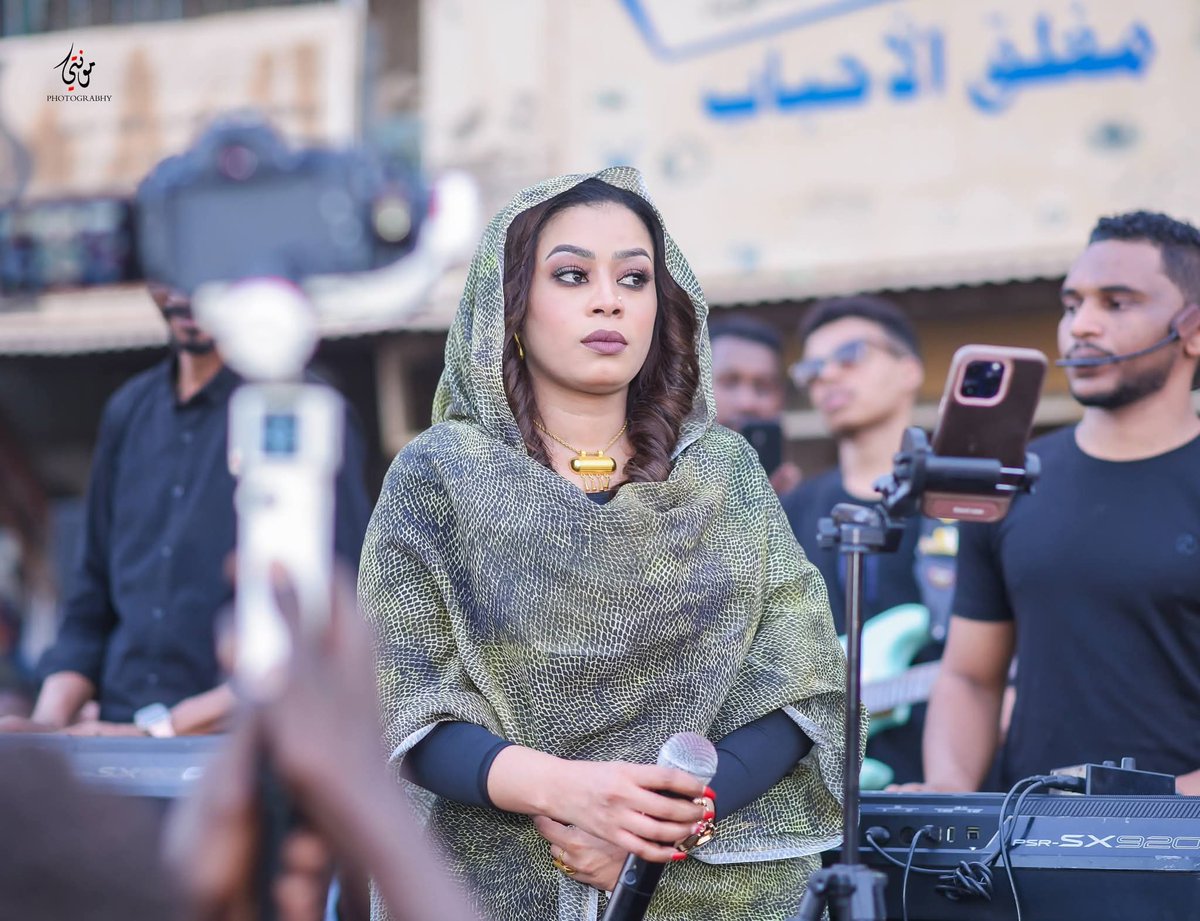 اول يوم في رمضان ...
معظم احياء الخرطوم قاطعة موية وكهرباء رغم دعاية المسيخ الدجال ...
ورغم الصرفي البذخي على حفلة ايمان الشريف ومسجد السيدة سنهوري ...
الحقيقة زي ضوء الشمس ولن تختفي خلف قينة او امام مبتدع