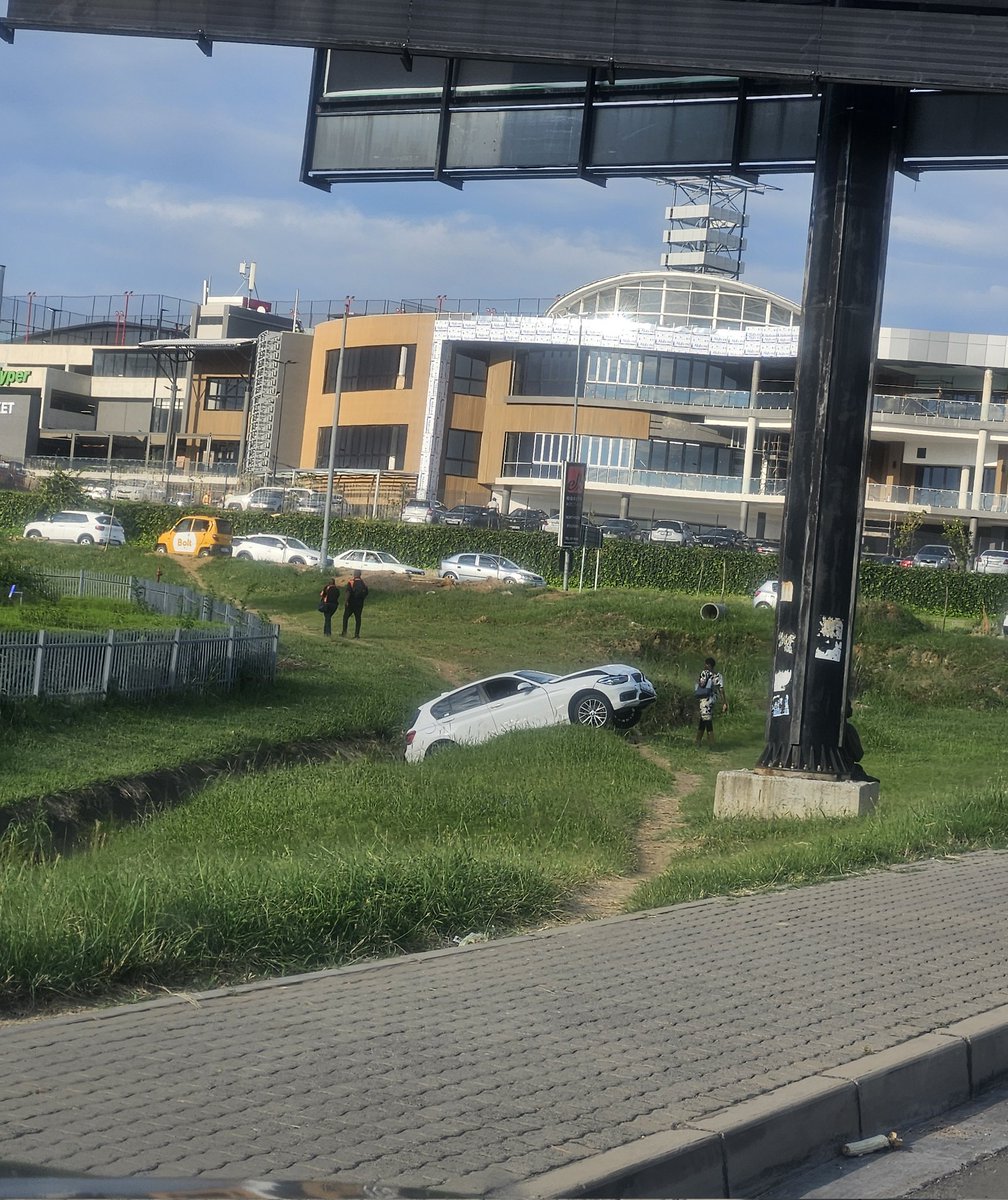 RealDoctorC's tweet image. The streets of #Joburg will leave you scratching your head everyday. 🤔🧐🤨

#RoadSafety