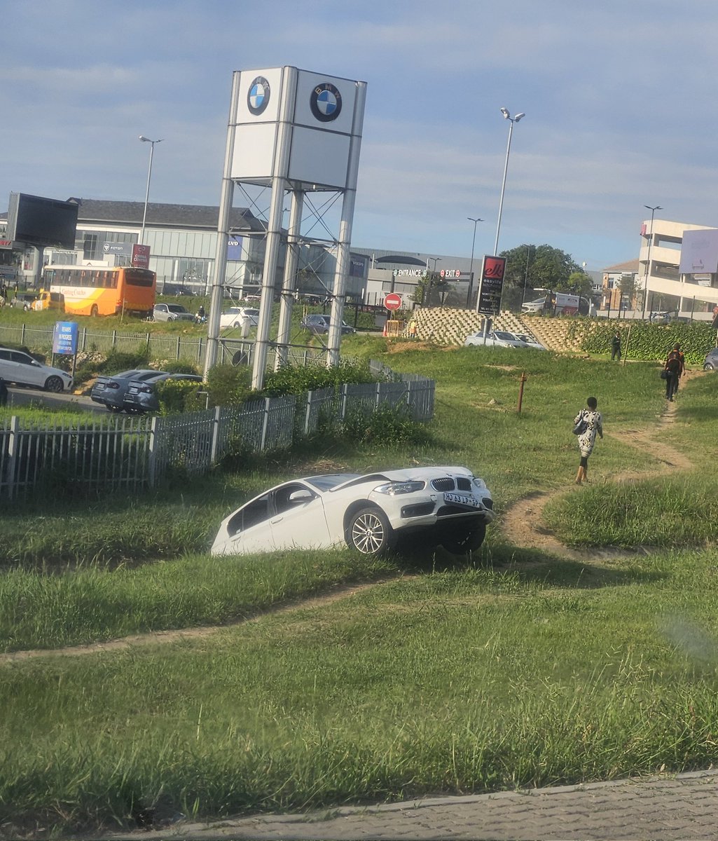 RealDoctorC's tweet image. The streets of #Joburg will leave you scratching your head everyday. 🤔🧐🤨

#RoadSafety