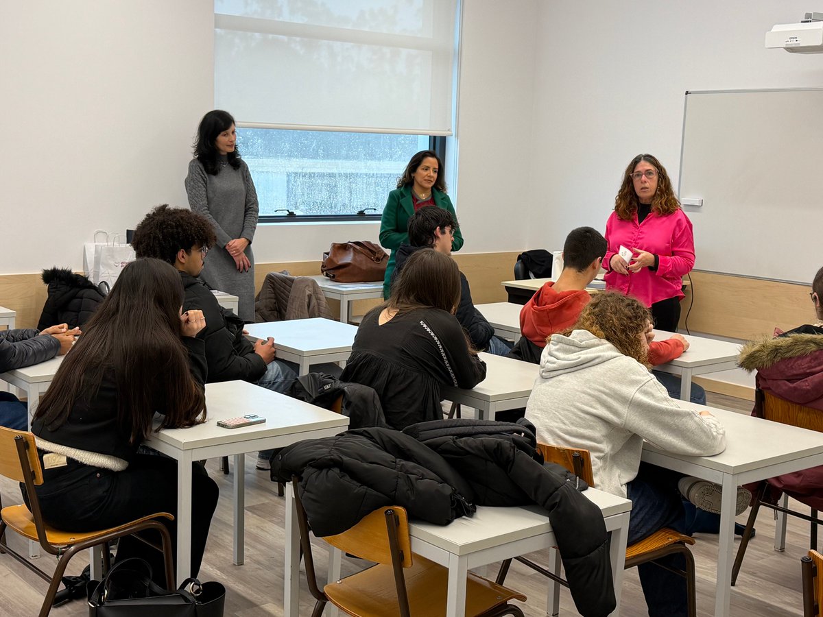 Dois imigrantes partilharam os seus percursos junto de alunos do 11.º e 12.º anos de Geografia da Secundária de #OliveiradoBairro, numa iniciativa promovida pelo Centro Local de Apoio à Integração de Migrantes (CLAIM). 
ℹ️ tinyurl.com/yt2yw7xd