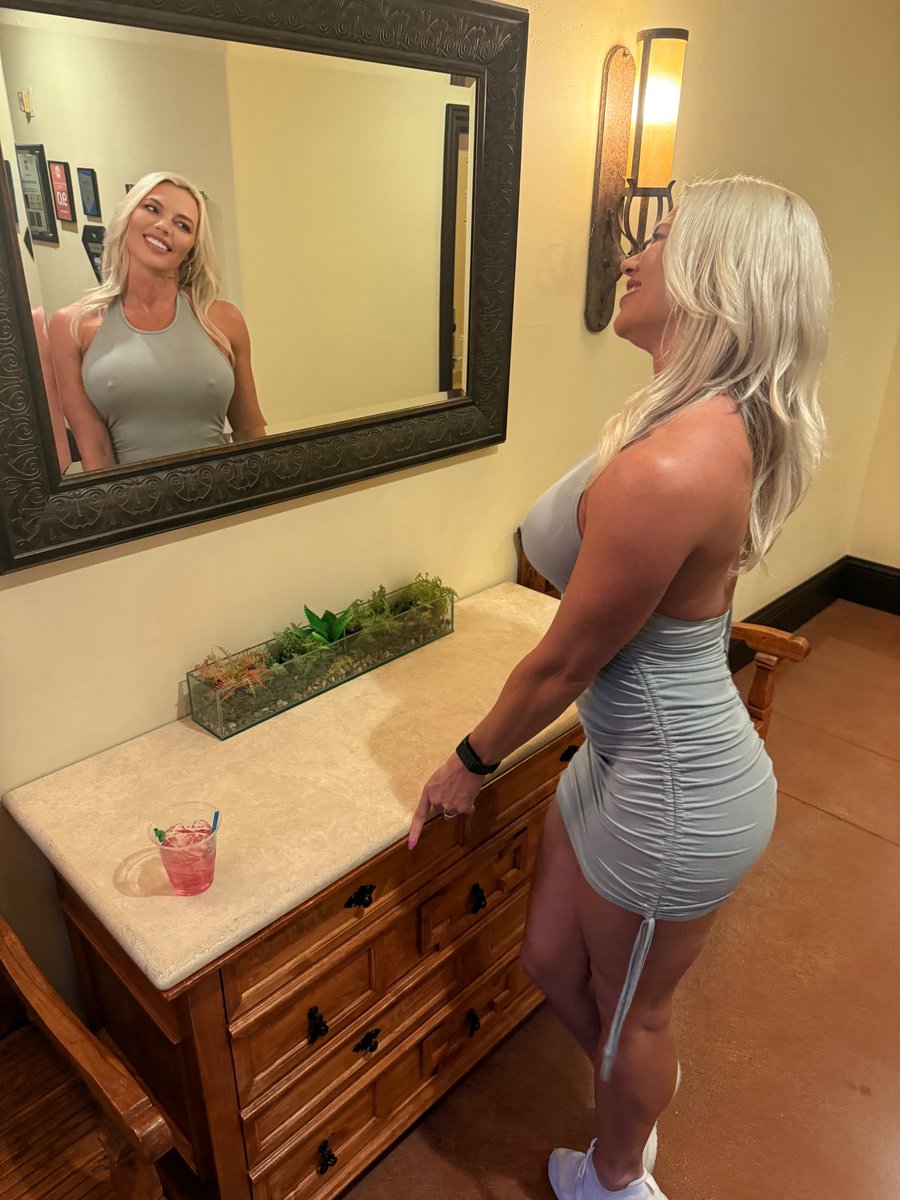 Happy Hump Day! 🍑💋

#humpday #wednesday #blonde