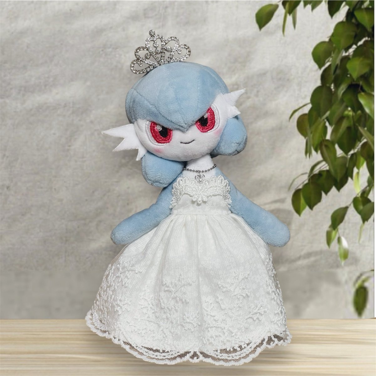 今日は純白のドレスに合わせるティアラとネックレスを作っておりました