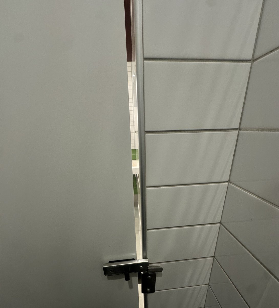 Gawrsh I sure do LOVE feeling like everyone can see me while I’m trying to do my business 🥰🖕