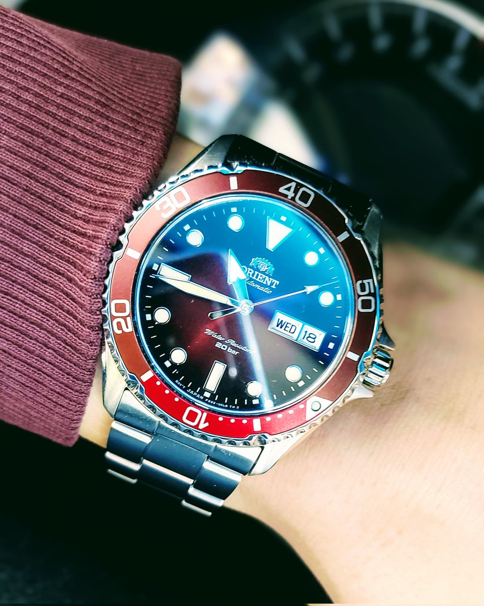 landashing's tweet image. 車内でブルーダイヤルがヤバい輝き方してる
相棒の青が夜を切り裂くぜ🦈🌃
#KamasuII #今日の相棒