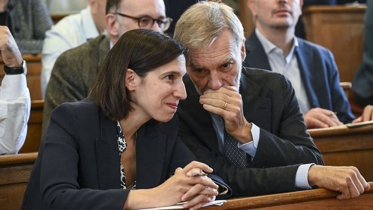 paolomossetti's tweet photo. Il PD a questo punto resta l'unico grande partito d'Italia, e forse d'Europa, ad avere una corrente interna schierata in una direzione ideologica opposta su (quasi) tutto - dalla politica estera all'economia, passando per la libertà di espressione - e addirittura alleata tatticamente in più occasioni con la coalizione opposta. È forse dai tempi del Labour di Corbyn che non si vede una situazione del genere.

La Lega era in una condizione simile, ma Vannacci se n'è andato e i no-euro leghisti pesano molto più su Internet che a Montecitorio. La "destra sociale" antiamericana di Fratelli d'Italia si è estinta o amalgamata. Forza Italia non è un partito e quindi togliamola dal discorso. Nell'opposizione, il M5S ha perso da tempo la componente esplicita "rossobruna" o populista pura (e quell'elettorato è finito a destra o è tornato all'astensione).

Ovviamente la segreteria PD sa che perdere o cacciare i «riformisti» (in realtà liberal-centristi conservatori) significherebbe mettersi contro un pezzo importante dell'establishment mediatico ed economico, perché quella è una corrente che va pesata in termini di connessioni, più che di consenso. Il PD resta così imprigionato in una formula instabile.  

Una condizione di cui porta responsabilità anche la segreteria stessa, che prometteva agli esordi di mettere in soffitta il vecchio PD «delle correnti», e invece si ritrova davanti ai propri limiti culturali e strutturali.