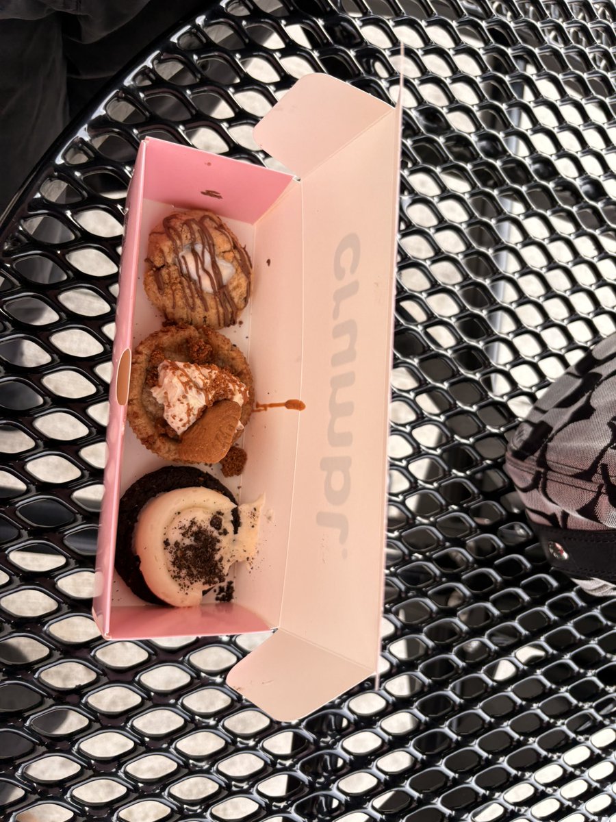 edentityv's tweet image. Split ts w this girl I met a week ago and broke my fast for 380 cals