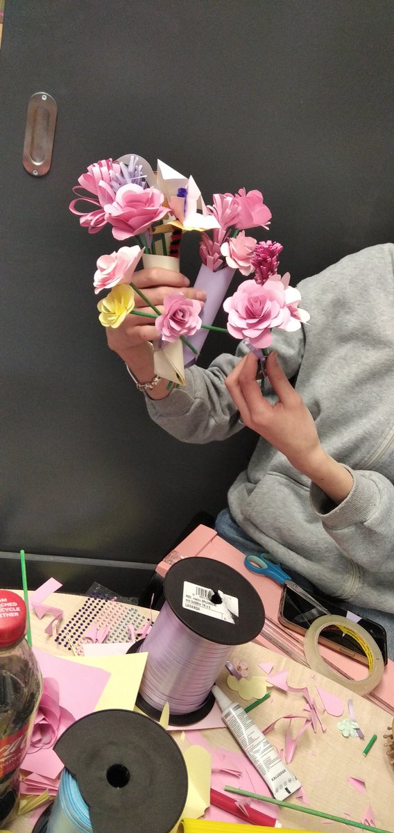 Rainbow_Stars1's tweet photo. Tuesday in the hub, drop in, no need to book today. Lots of Art was available. Our fab teen Charlotte showed the art of paper flowers, magnet making, brush decoupage and pottery painting!!

Huge smiles all round

#art4all
#lpftproject
#halftermfunguarenteed https://t.co/bgSCtdSewS