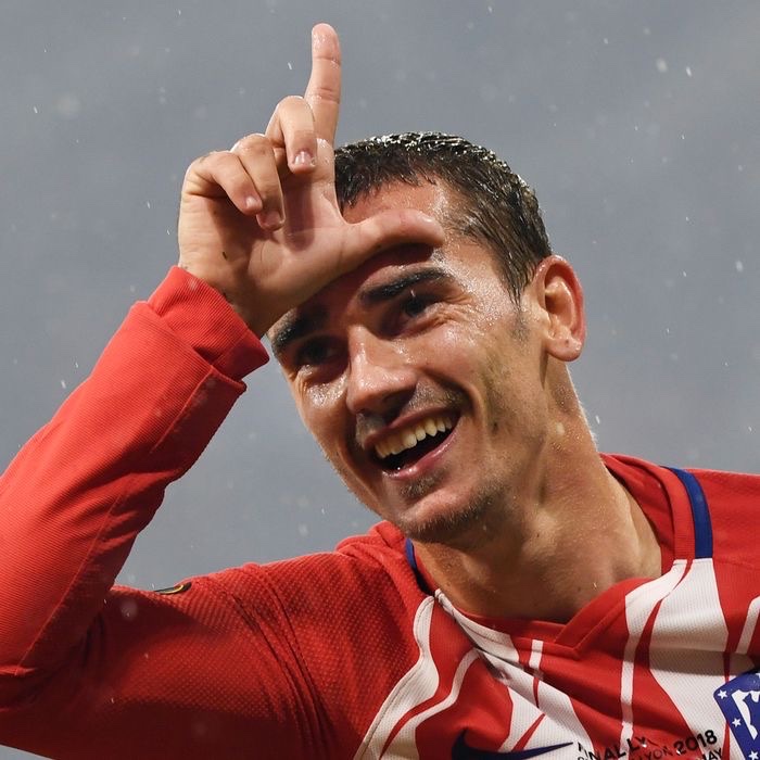 ActualiteReal_'s tweet image. 🚨🗣️ 𝐃𝐄́𝐂𝐋𝐀𝐑𝐀𝐓𝐈𝐎𝐍 — Fernando Campos ( commentateur ) :

« Vini fait une célébration provocatrice ? Pourquoi ? Parce qu’il a dansé ? »

Quand Griezmann célébrait son but avec sa danse en L, ce n’était pas provocateur ?

On sait tous pourquoi Vini est pris pour cible. »