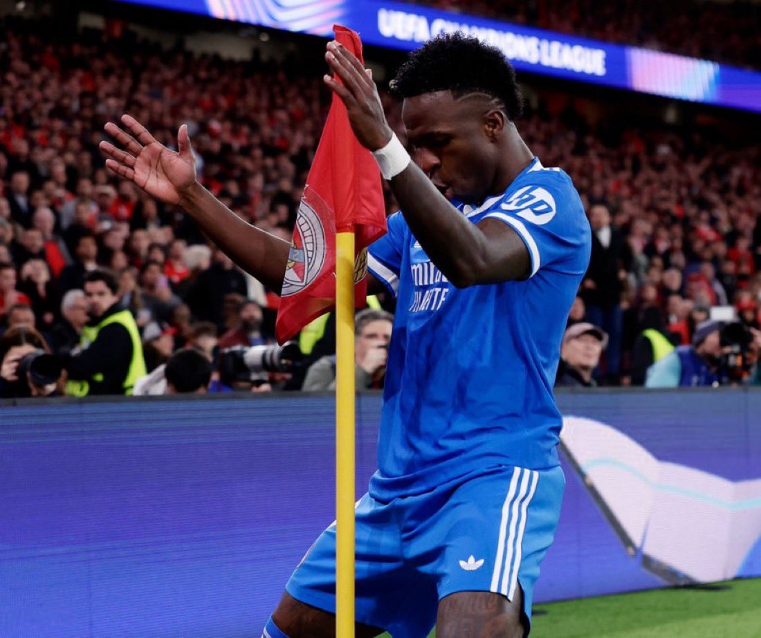 ActualiteReal_'s tweet image. 🚨🗣️ 𝐃𝐄́𝐂𝐋𝐀𝐑𝐀𝐓𝐈𝐎𝐍 — Fernando Campos ( commentateur ) :

« Vini fait une célébration provocatrice ? Pourquoi ? Parce qu’il a dansé ? »

Quand Griezmann célébrait son but avec sa danse en L, ce n’était pas provocateur ?

On sait tous pourquoi Vini est pris pour cible. »