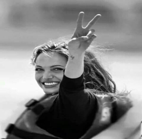 #GeceyeİkiKelam
Gülümsemek, adaleti bozuk düzene sessiz bir küfürdür. 
Gülümseyin :)

—Nazım Hikmet