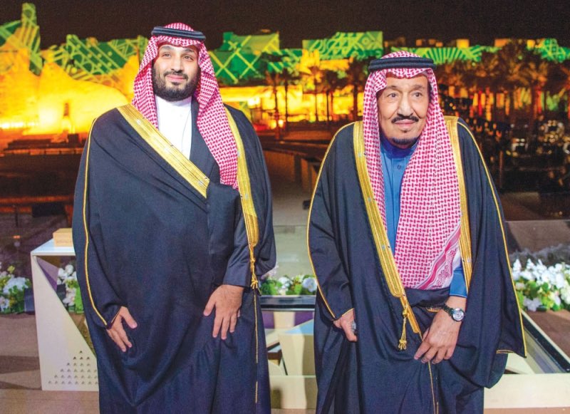 جرت عادياتي الضبح تقدح على المضمار
تنافس على الأول ولا هي ترضى غير

تحقق نواميس الشرف والوفا والكار 
مدام إنها تركض لأجل دارنا وتغير

لنا دولةٍ ما جالها حكم الاستعمار  
من الدولة الأولى إلى الثالثة بالخير

يعرضون أهلها بالحدب نصر واستبشار 
من اعادة التوحيد.. ما هو من التحرير