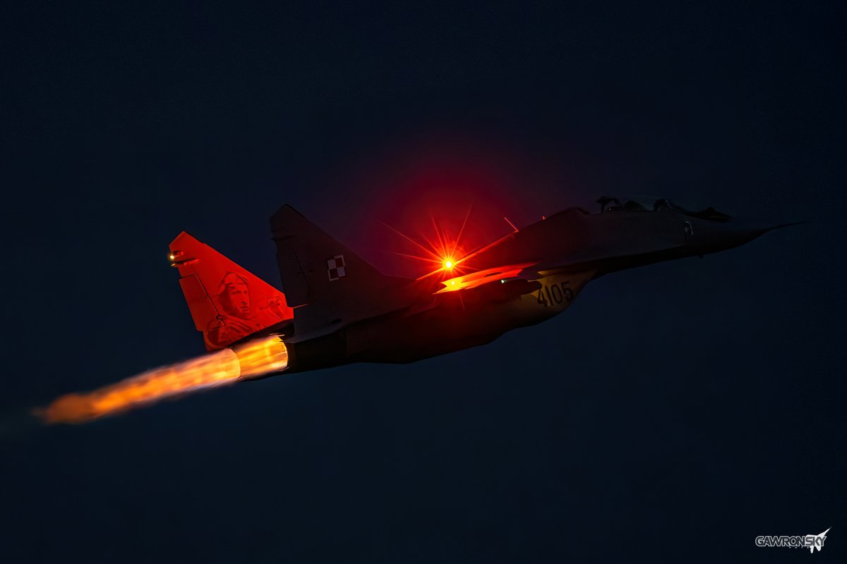 m_gawronski's tweet image. Czasami dopiero noc pozwala dostrzec rzeczy, które w świetle dnia pozostają ukryte, odsłaniając zupełnie inne oblicze lotniczego świata ✨🌙✈️

#gawronsky #MiG29 #NightFlight #AviationPhotography #PolishAirForce