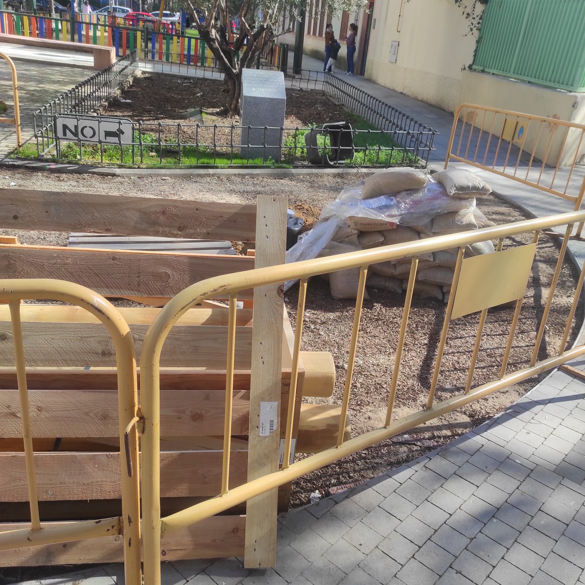KarmenKvk's tweet photo. En el paseo que lleva el nombre de un poeta, el @AytoMadrid decide censurar la lectura de un https://t.co/FNGdHdCayw una vergüenza que el @MADRID tape el monumento a las #VíctimasColza con una obra. Exigimos #Justicia y respeto @AlmeidaPP_ @Madrid_VV https://t.co/PMqeGwX2cX