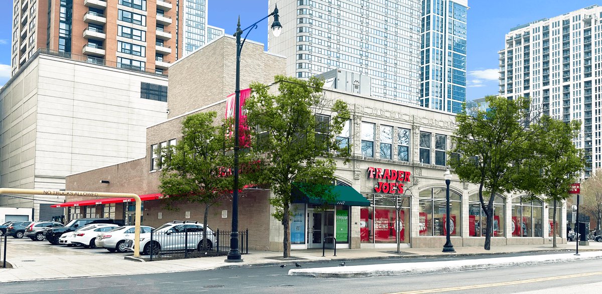 TheeStonedBaker's tweet photo. The parking lot at the Trader Joe’s in Chicago on Wabash is probably the worse parking lot in America https://t.co/bEL6BlvNfC
