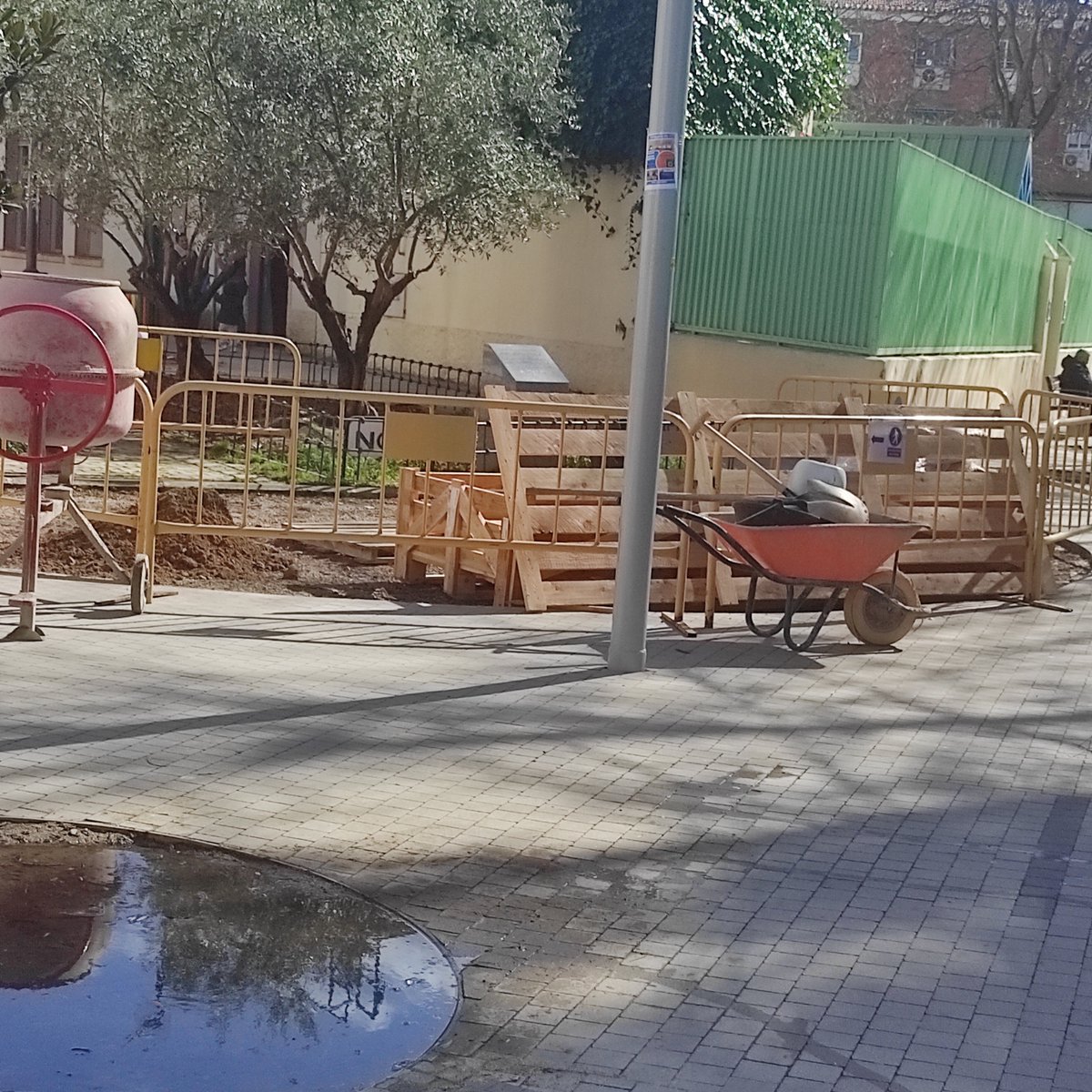 KarmenKvk's tweet photo. En el paseo que lleva el nombre de un poeta, el @AytoMadrid decide censurar la lectura de un https://t.co/FNGdHdCayw una vergüenza que el @MADRID tape el monumento a las #VíctimasColza con una obra. Exigimos #Justicia y respeto @AlmeidaPP_ @Madrid_VV https://t.co/PMqeGwX2cX