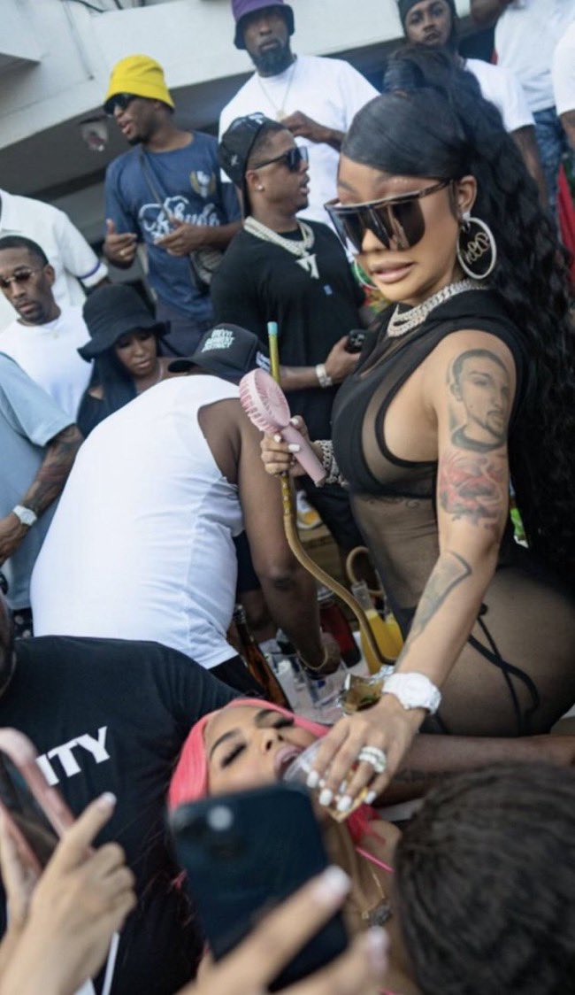 fw_naetoblaq's tweet image. me forcing my homegirl to drink knowing she only smoke 😂🤣