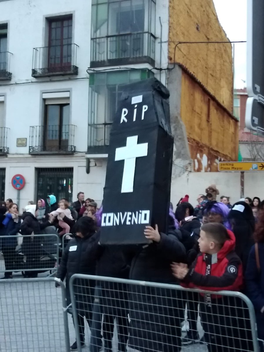 CCOO_Habitat's tweet photo. #Estapasando 

Las compañeras de SAD de Guadalajara en el 🪦 entierro de la sardina, otro día más reivindicando #ConvenioYa! ✊

@CCOOHabitat_CM No vamos a permitir trabajadoras de primera y segunda 

A mismo trabajo, mismo salario!

https://t.co/o6373oSdXD https://t.co/LcGLnlcZvd