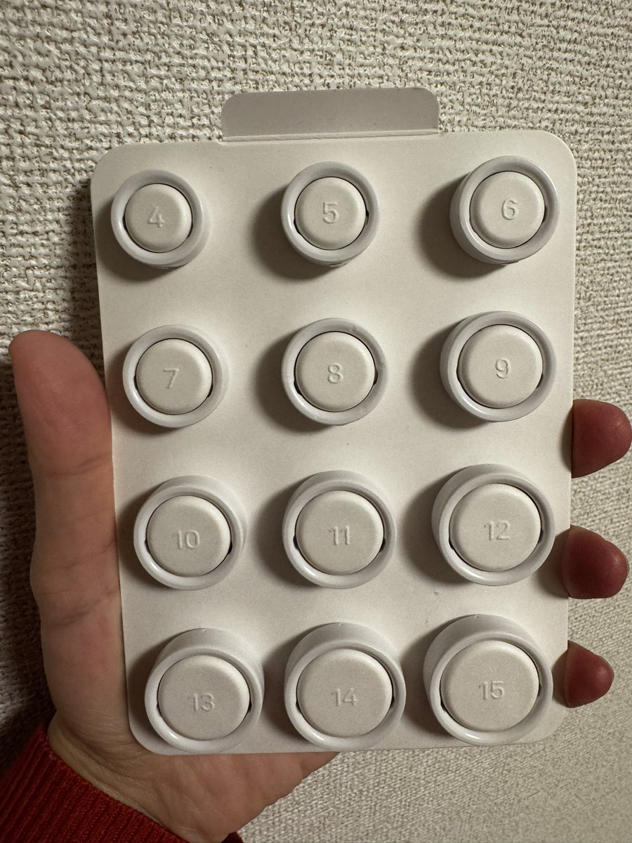 Oura Ringのサイジングキット。今まで9号だったかど、リング内側の突起