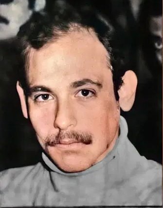 Hele ulaşa ulaşa
Ulaş benziyor güneşe
Ancak sen ölürsün böyle
Böyle yiğit biz ölürüz
Düşmanların aklı şaşa
Ulaş benziyor güneşe
Bundan sonra yer yüzünde
Hep çiçekler ulaş aça